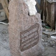 Фото детского памятника с ангелом. Цена памятника ребёнку с ангелом из красного гранита сегодня - 21 тыс. грн.