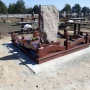 Памятник из природного камня. Высота памятника из рваного камня - 180 см.