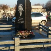 На фото колонна из гранита с портретом. Колонна на могилу в рваном камне. Установка колонны на могилу.