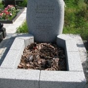 Фото памятника из валуна, фронтальный вид.  Обожжённый памятник из рваного камня после установки на кладбище. Создание памятников из рваного камня (собственное производство в Киеве) по приемлемой стоимости.