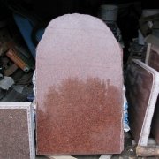 Фото памятника на складе в Киеве; размеры обапола из гранита: 140 х 82 х 12 см. Доступная цена памятника со склада 5,9 тыс. грн. Заказать памятник из рваного камня, можно в офисе ЧП Прядко.