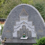 Фото памятника из гранита на кладбище; памятник из рваного камня по индивидуальному заказу. Производство памятников из рваного камня по доступной цене.