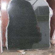 Фото памятника из гранита на складе. Размер обапола из гранита 85 х 65 х 12 см. Цена памятника из гранита обапол 3 тыс. грн.