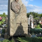 Памятник с барельефом из бронзы из валуна, фото памятника сразу после установки на кладбище в Киеве. Размеры памятника из рваного камня, указаны в проекте. Цена памятника с барельефом - согласно проекта.