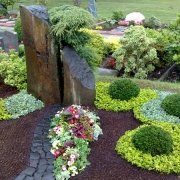 Фото памятника из валуна на могиле. Размеры валуна: 150 х 60 х 40 см. Валун на одного из гранита на кладбище. Цена валуна для кладбища, доступная.