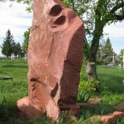 Фото памятника из красного камня. Валун в красном камне на кладбище. Размер валуна на могиле: 230 х 90 х 50 см.