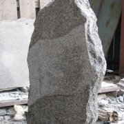 Памятник альпинисту фото. Высота валуна: 108 см. Ширина памятника: 60 см., толщина валуна: 32 см. Изготовление памятника на заказ из рваного камня в Киеве.