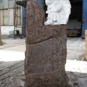Памятник ребенку. Размеры детского памятника: 105 х 48 х 30 см. Фото валуна из красного камня с ангелом.