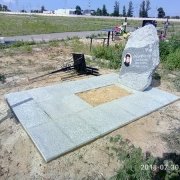 Фото памятника на кладбище. Памятник альпинисту; высота валуна - 108 см. Цена памятника - доступна.