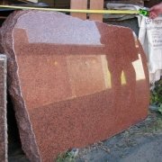 Памятник из Лезниковского гранита; фото сразу после изготовления, вид сбоку. Размер памятника: 140 х 80 х 15 см. Цена памятника с тумбой 6 тыс. грн.  Купить памятник со склада в Киеве по недорогой цене, можно в ЧП Прядко.