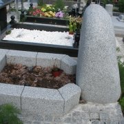 Фото памятника на кладбище в форме валуна. Вид памятника сбоку. Установленный памятник на кладбище, фото. Изготовление памятников в Киеве с гарантией 10 лет. Цена памятника договорная, согласно проекта. 