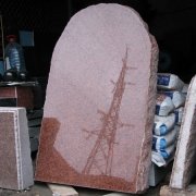 Фото памятника на складе. размер памятника из рваного камня 140 х 82 х 12 см. Продажа памятников со склада в Киеве недорого; доступная цена памятника 5,9 тыс. грн.