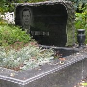 Фото памятника из гранита на кладбище. Памятник на двоих из рваного камня, доступная цена памятника 9 тыс. грн. Изготовление гранитных памятников из рваного камня в Киеве.