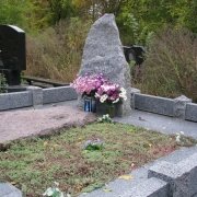 На фото памятник ребёнку из валуна. Доступная цена памятника 9 тыс. грн.; фото установленного памятника ребёнку.