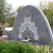 На фото памятник из гранита; изготовление памятников из рваного камня. Создание памятников из рваного камня - от производителя в Киеве недорого.