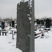 На фото памятник в виде обапола. Размер памятника из рваного камня 180 х 70 х 30 см.  Доступная цена памятника из рваного камня, от 18 тыс. грн.