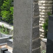 На фото памятник из рваного камня. Размер памятника: высота памятника из рваного камня 160 см.; ширина памятника из рваного камня 80 см; толщина памятника 25 см. Цена памятника 26 тыс. грн. Купить памятник из обапола вы можете в магазине Ритуальной скульптуры в Киеве.