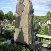 Фото памятника с барельефом из бронзы. Памятник из валуна: размеры памятника из валуна - по разработанному проекту. Цена памятника - приемлемая.