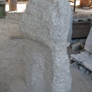На фото памятник из валуна. Размер памятника на одного: 130 х 60 х 38 см. Купить памятник из рваного камня, можно в магазине Ритуальной скульптуры в Киеве сегодня.