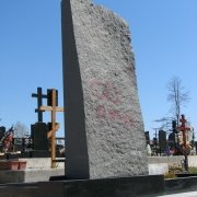 Фото колонны из рваного камня на могиле вид сзади. Цена колонны из рваного камня $1 тыс.