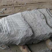 Гранитный валун на одного; фото производства памятника в цеху. Заказать памятник из рваного камня, можно с нашего сайта сегодня. Цена памятника из гранита, согласно разработанного 3д проекта.