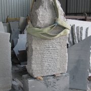 На фото памятник из валуна на одного. Размеры валуна: высота памятника на одного 130 см., ширина валуна 60 см., глубина памятника из гранита 38 см.