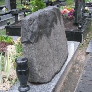 На фото обратная сторона памятника. Глубина памятника из гранита: 32 см. Цена памятника в Киеве - доступна.
