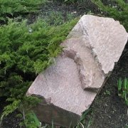Изготовление памятников из валуна, доступные цены на памятники. Фото валуна из красного гранита.