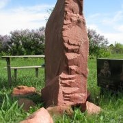 На фото валун из камня. Памятник из валуна в красном камне. Размер валуна на могиле: 230 х 90 х 50 см.