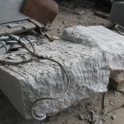 Валун из рваного камня. На фото изготовление памятника из рваного камня. Доступная цена памятника из гранита, соответствует разработанному проекту 3д ритуального комплекса.