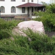 Валун из красного гранита фото. Доступные цены на памятники из валуна, со склада памятников в Киеве.