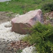 На фото валун из красного гранита. Заказать памятник из рваного камня, можно в магазине Ритуальной скульптуры в Киеве.