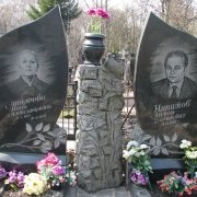 Резная колонна из рваного камня. Фото резной колонны, установленной на кладбище с памятниками. Изготовление памятников и колонн из рваного камня в Киеве.