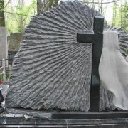Обратная сторона памятника из валуна, фото после установки на кладбище. Изготовление памятников в Киеве по индивидуальному заказу. Авторские памятники из мрамора и гранита. Цена памятника, согласно сметы на изготовление.