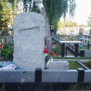 На фото обратная сторона памятника, установленного в ритуальном комплексе из комбинированного гранита Покостовка и чёрного габбро. Стоимость памятника, согласно проекта.
