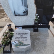 Памятник с портретом в стекле из белого гранита.
