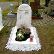 На фото памятник из белого гранита на одного. Фигурный памятник на могилу. Купить памятник, можно со склада ЧП Прядко в Киеве.
