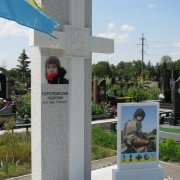 Фото памятника на кладбище. Размеры памятника: 3,4 м х 5, 6 м. Стоимость памятника из белого гранита - по разработанному проекту 3д.