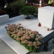 Памятник из белого гранита. Цена доступная.