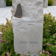 На фото памятник из белого гранита. Доступная цена памятника, по разработанному 3д проекту.