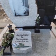 Памятник с портретом в стекле из белого гранита.
