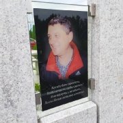 Фото памятника мужчины из белого гранита с портретом.