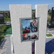 Обратная сторона памятника мужчине из белого гранита. Фотостекло коллаж.