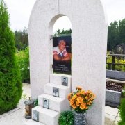 Мужской памятник из белого гранита с портретом; высота 2 м.