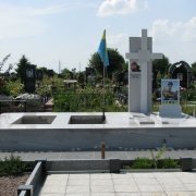 На фото памятник на кладбище. Размеры памятника из белого гранита: 3,4 м х 5, 6 м. Стоимость памятника из белого гранита - доступна.