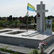 Памятник из белого гранита. Размеры памятника: 3,4 м х 5, 6 м. Цена памятника из белого гранита - доступная.