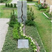 На фото памятник на одного из белого гранита. Высота памятника на одного - 120 см. Производство памятников из белого гранита в Киеве.
