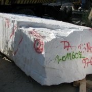 Блок белого мрамора. Размеры блока мрамора: 230 х 100 х 70 см. Цена мраморного блока сегодня - доступна.