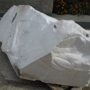 На фото блок мрамора. Высота блока мрамора - 190 см. Ширина мраморного блока - 85 см. Глубина блока мрамора - 65 см.