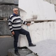 На фото мраморные блоки большого размера. Цена блока мрамора для скульптуры - доступна.